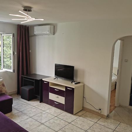 Confortable Cozy Apt Bukarest Szoba fotó